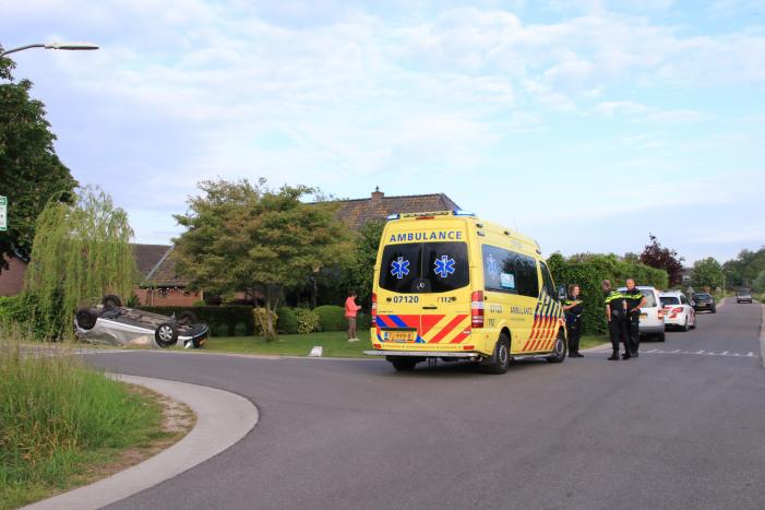 Auto op de kop na aanrijding