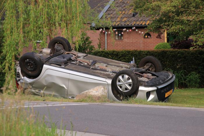 Auto op de kop na aanrijding