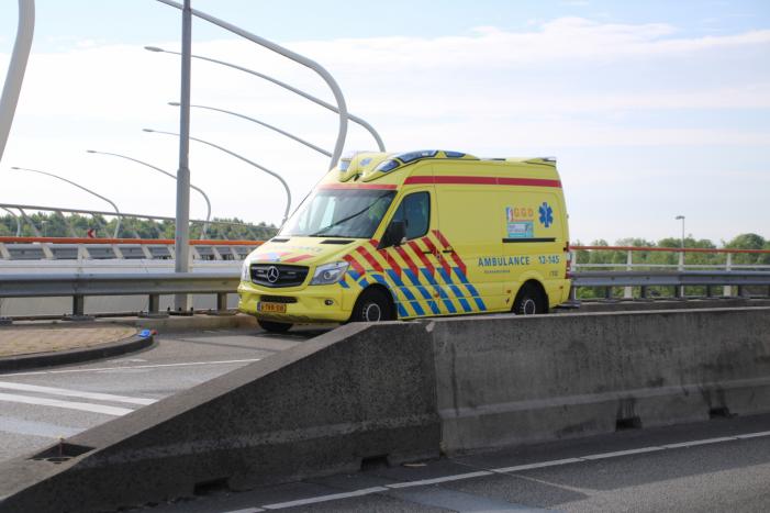 Automobilist knalt achterop stilstaande auto bij verkeerslicht