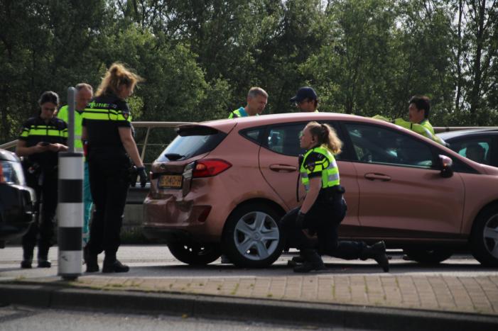 Automobilist knalt achterop stilstaande auto bij verkeerslicht