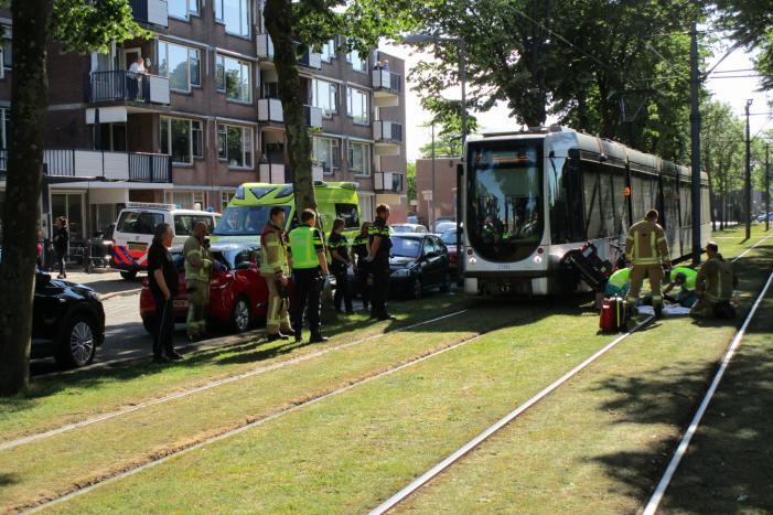 Overstekende rolstoelscooter aangereden door tram