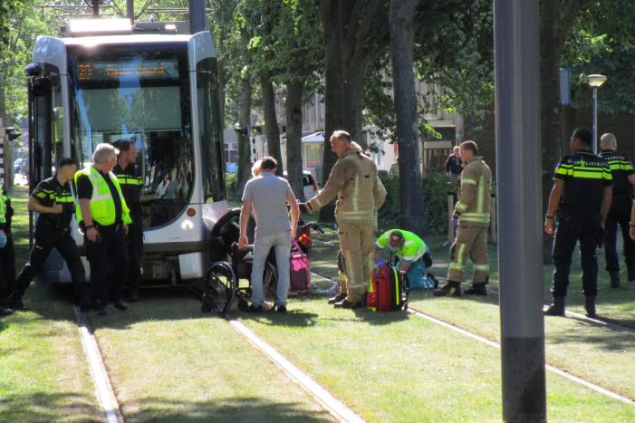 Overstekende rolstoelscooter aangereden door tram