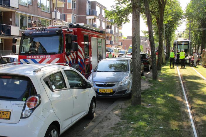 Overstekende rolstoelscooter aangereden door tram