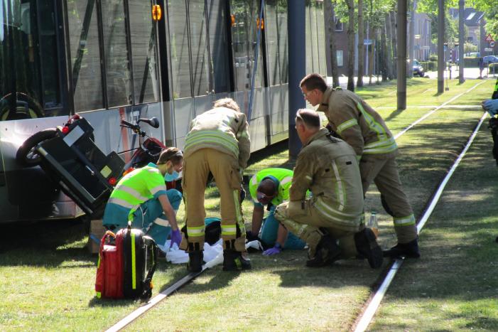 Overstekende rolstoelscooter aangereden door tram