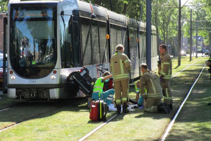 Overstekende rolstoelscooter aangereden door tram