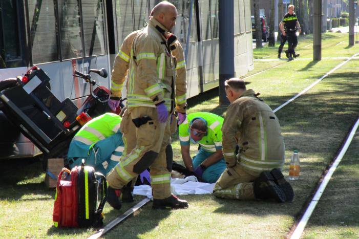 Overstekende rolstoelscooter aangereden door tram