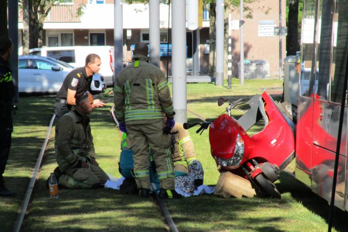 Overstekende rolstoelscooter aangereden door tram
