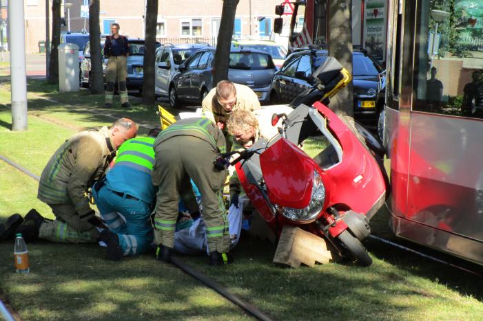 Overstekende rolstoelscooter aangereden door tram