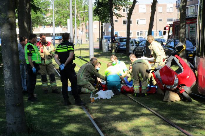Overstekende rolstoelscooter aangereden door tram