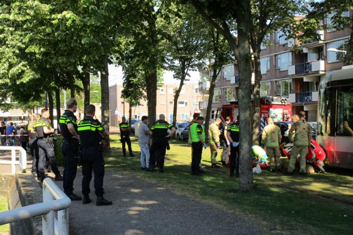 Overstekende rolstoelscooter aangereden door tram