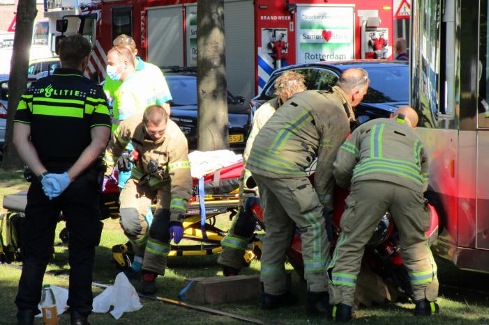 Overstekende rolstoelscooter aangereden door tram