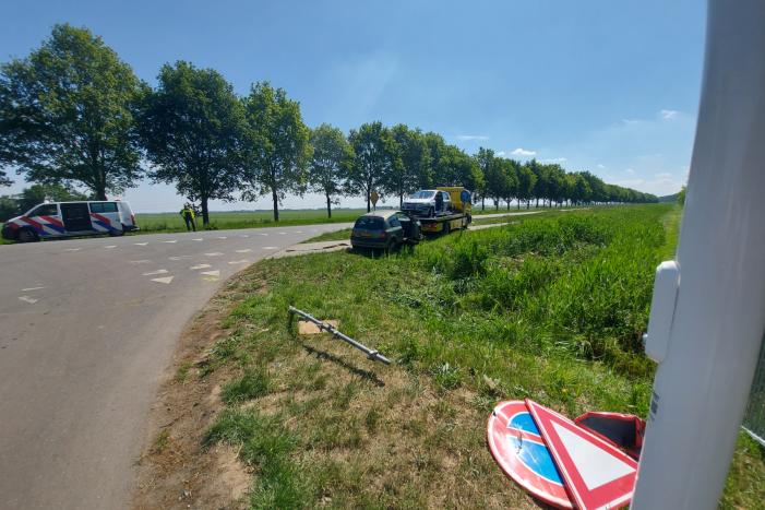 Twee auto's botsen op kruising