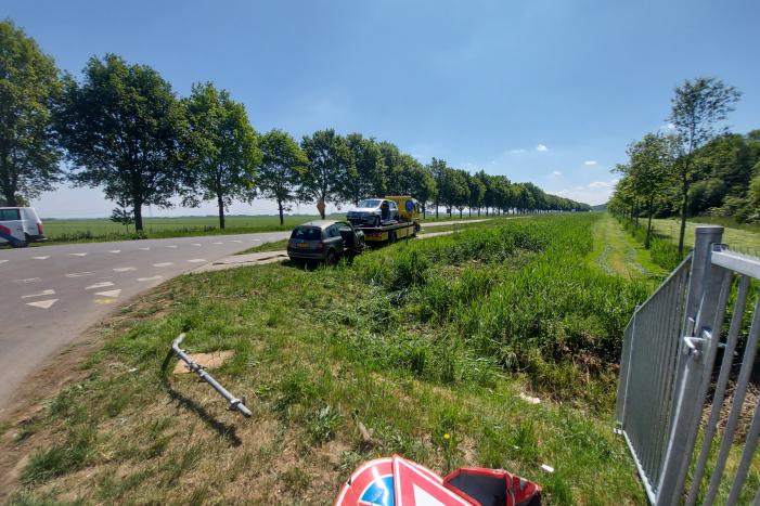 Twee auto's botsen op kruising