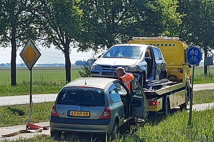 Twee auto's botsen op kruising