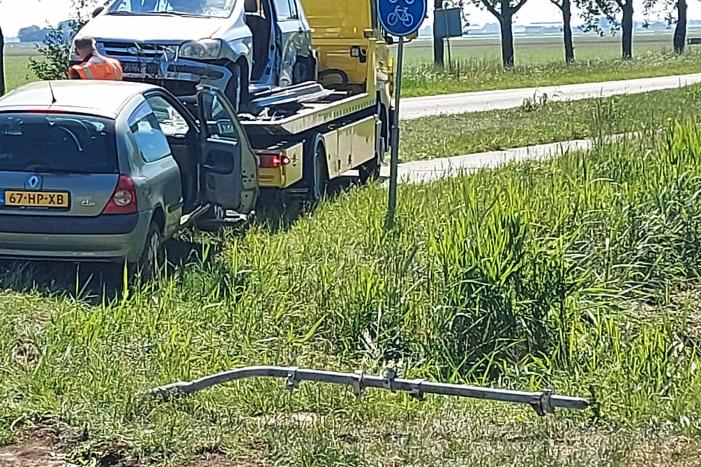 Twee auto's botsen op kruising