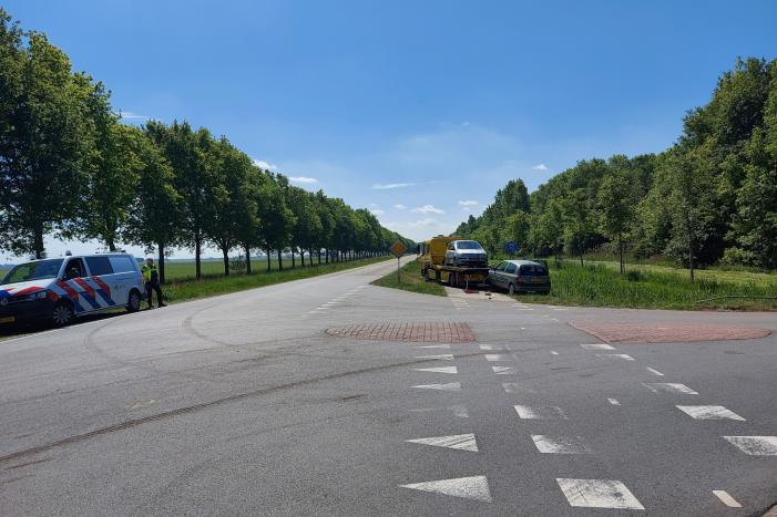 Twee auto's botsen op kruising