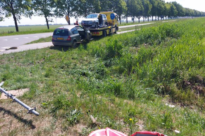 Twee auto's botsen op kruising