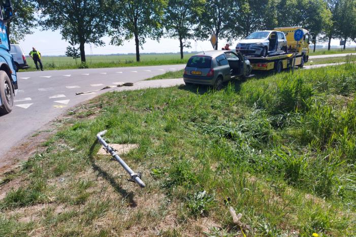 Twee auto's botsen op kruising