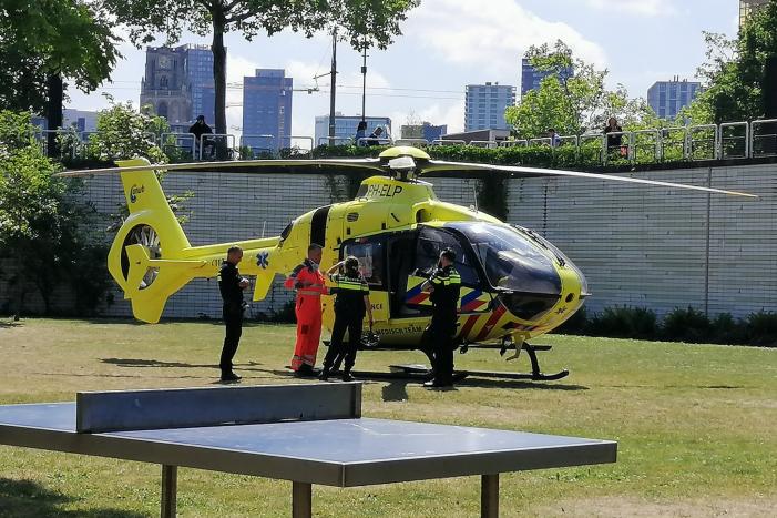 Traumahelikopter trekt bekijks van omstanders