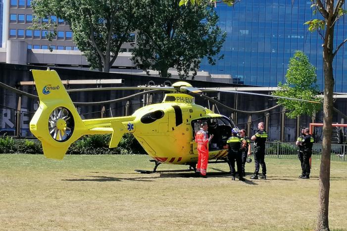 Traumahelikopter trekt bekijks van omstanders