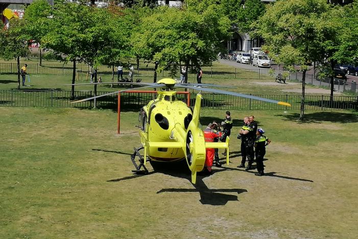 Traumahelikopter trekt bekijks van omstanders