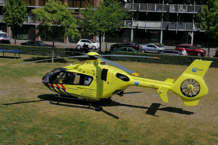 Traumahelikopter trekt bekijks van omstanders