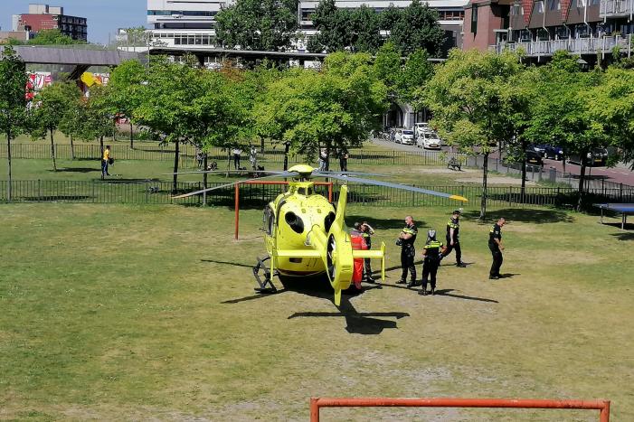 Traumahelikopter trekt bekijks van omstanders