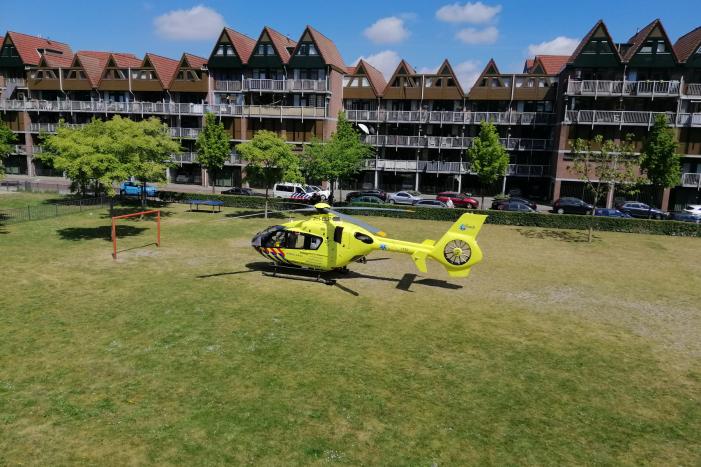 Traumahelikopter trekt bekijks van omstanders