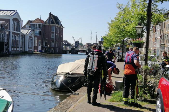 Zoektocht in water naar gedumpte telefoon