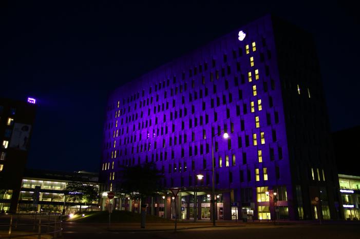 Albert Schweitzer ziekenhuis kleurt paars voor wereld IBD-dag