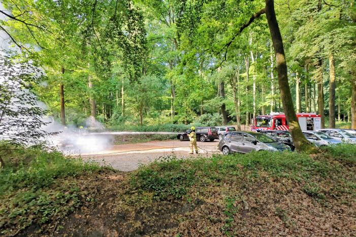 Auto vliegt in brand op parkeerplaats