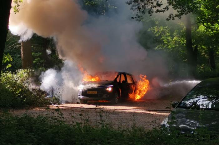 Auto vliegt in brand op parkeerplaats