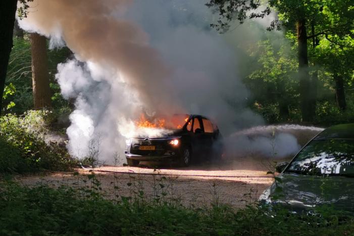 Auto vliegt in brand op parkeerplaats