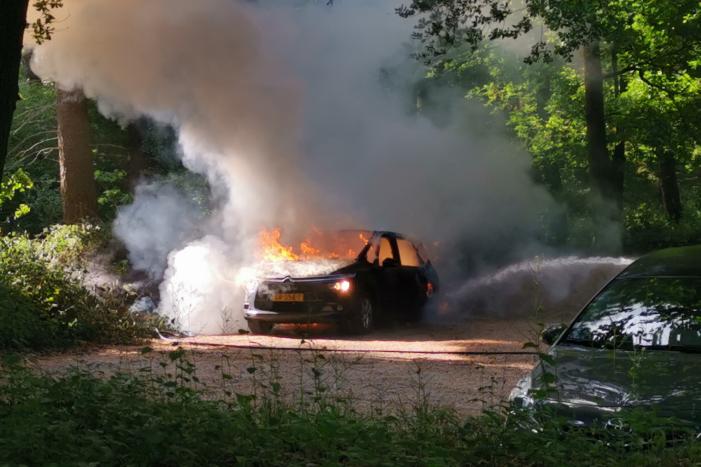 Auto vliegt in brand op parkeerplaats
