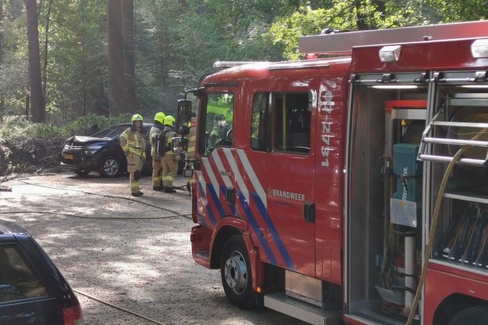 Auto vliegt in brand op parkeerplaats