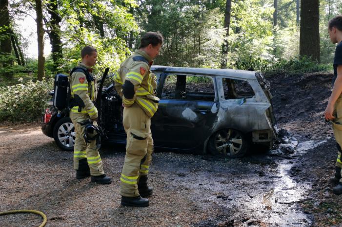 Auto vliegt in brand op parkeerplaats
