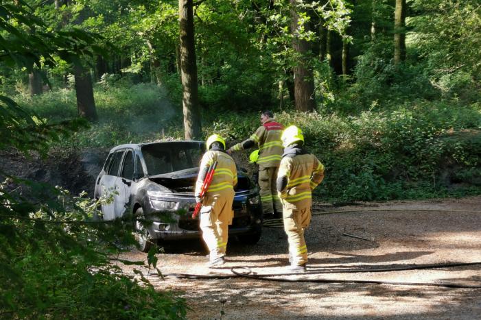 Auto vliegt in brand op parkeerplaats
