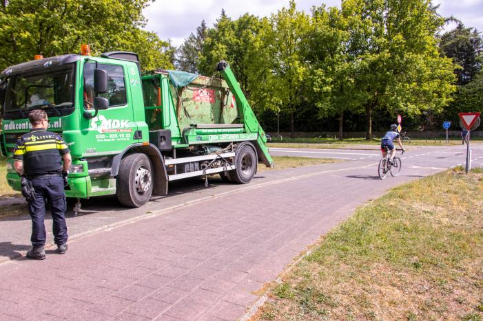 Fietsster ernstig gewond na aanrijding met vrachtwagen