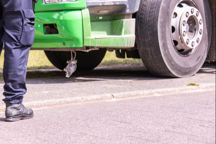 Fietsster ernstig gewond na aanrijding met vrachtwagen