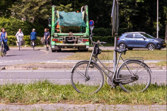 Fietsster ernstig gewond na aanrijding met vrachtwagen
