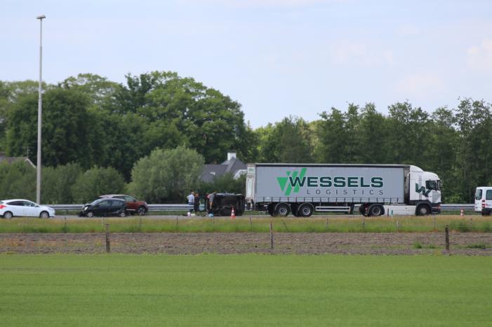 Auto belandt op zijn kant bij aanrijding op snelweg