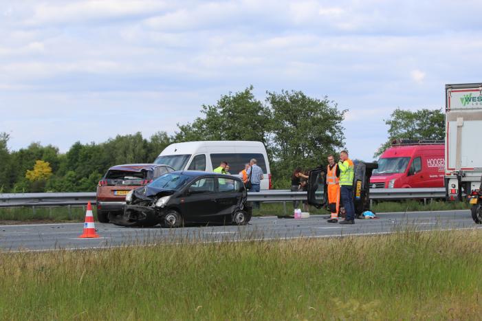 Auto belandt op zijn kant bij aanrijding op snelweg