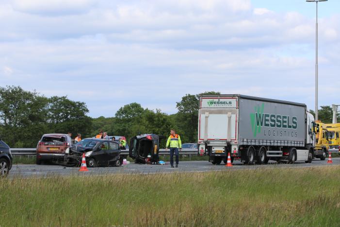 Auto belandt op zijn kant bij aanrijding op snelweg