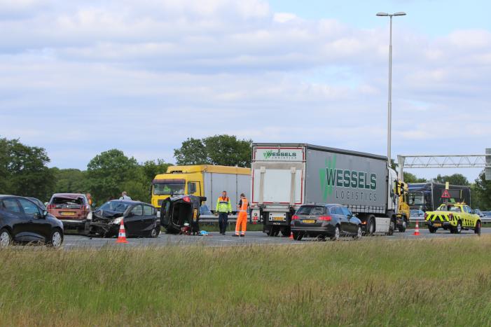Auto belandt op zijn kant bij aanrijding op snelweg