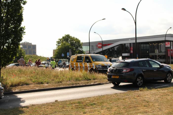 Fietser aangereden door bestelbus op Rotonde 14