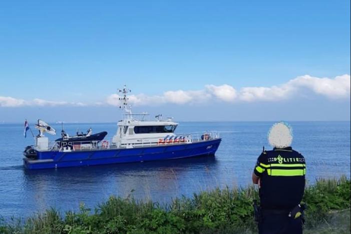 Vissersboot botst op gedumpte gereedschapskist