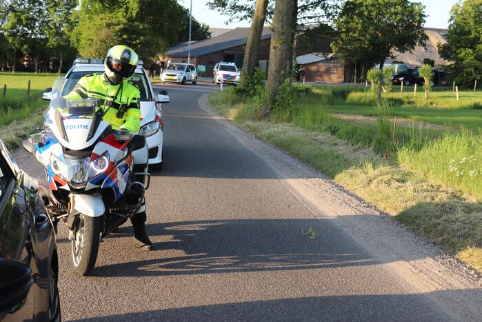 Auto raakt van de weg belandt op de kop in sloot