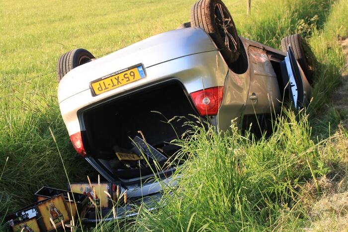Auto raakt van de weg belandt op de kop in sloot