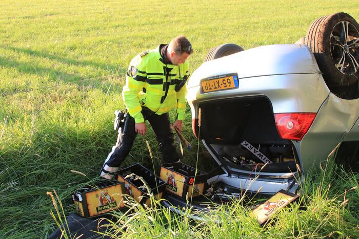 Auto raakt van de weg belandt op de kop in sloot