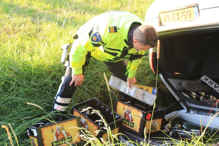 Auto raakt van de weg belandt op de kop in sloot